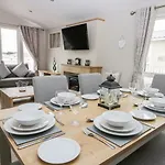 Cayton Pines Holiday home